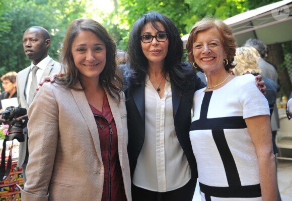 Exclusif - Daniela Lumbroso, Yamina Benguigui et Brigitte Ayrault lors de la remise du prix Sedar à la ministre déléguée chargée de la Francophonie, Yamina Benguigui, dans les jardins de l'ambassade du Sénégal à Paris le 4 juin 2013