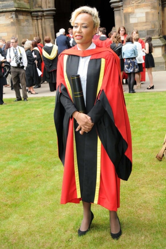 Emeli Sandé très heureuse de recevoir un diplôme d'honneur de l'Université de Glasgow pour sa remarquable contribution à la musique Britannique, le 12 juin 2013.