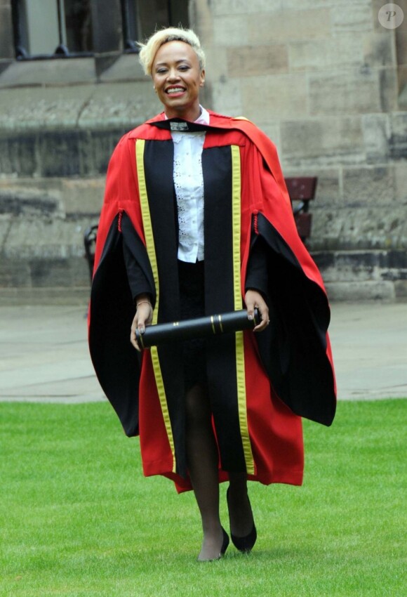 Emeli Sande reçoit un diplôme d'honneur de l'Université de Glasgow pour sa remarquable contribution à la musique Britannique, le 12 juin 2013.