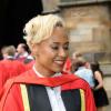 La ravissante Emeli Sandé reçoit un diplôme d'honneur de l'Université de Glasgow pour sa remarquable contribution à la musique Britannique, le 12 juin 2013.