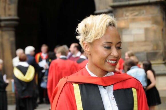 La ravissante Emeli Sandé reçoit un diplôme d'honneur de l'Université de Glasgow pour sa remarquable contribution à la musique Britannique, le 12 juin 2013.