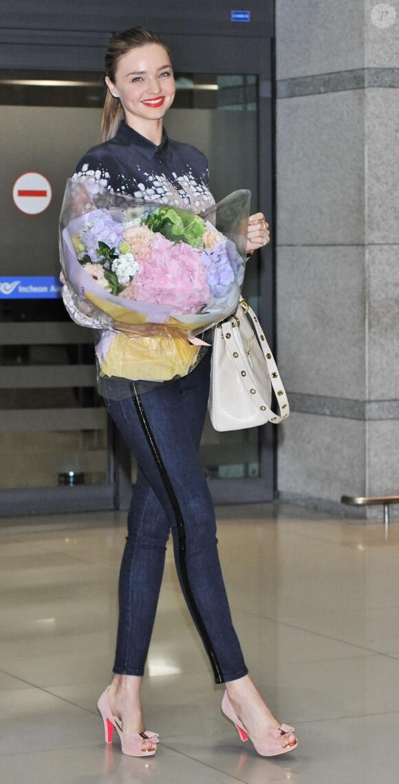 Le top Miranda Kerr arrive à Séoul le 11 juin 2013 et a le droit à un comité d'accueil !