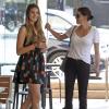 Teri Hatcher avec sa fille Emerson dans le quartier de Studio City à Los Angeles, le 12 juin 2013.
