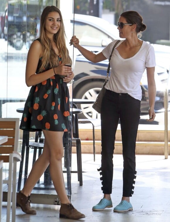 Teri Hatcher avec sa fille Emerson dans le quartier de Studio City à Los Angeles, le 12 juin 2013.