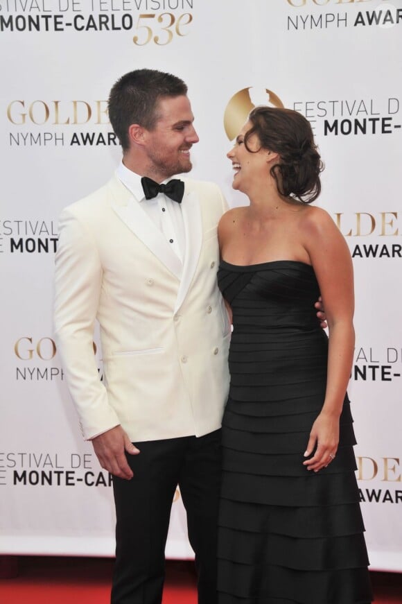 Stephen Amell et sa femme à la cérémonie de remise de récompenses du 53e Festival de Télévision de Monte-Carlo au Grimaldi Forum, le 13 juin 2013.