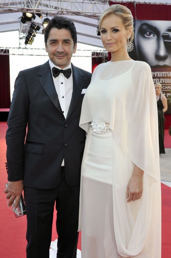 La superbe Adriana Karembeu et son compagnon André Ohanian à la cérémonie de remise de récompenses du 53e Festival de Télévision de Monte-Carlo au Grimaldi Forum, le 13 juin 2013.