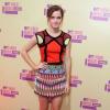Comment porter la tendance ethnique ? Comme Emma Watson en adoptantune petite robe aux motifs tribaux.
