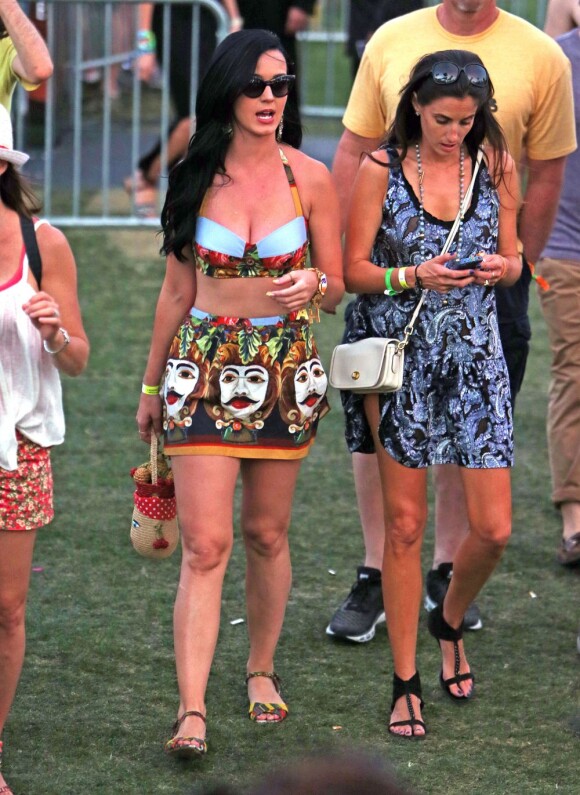Comment porter la tendance ethnique ? Comme Katy Perry en adoptant une petite jupe imprimé. 