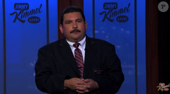 Jimmy Kimmel et son assistant Guillermo ont tout fait pour s'incruster aux côtés de Robin Thicke, Pharrell et la bombe Emily Ratajkowski. Et ils ont réussi, comme le prouve la vidéo diffusée dans le Jimmy Kimmel Live le 13 juin 2013.