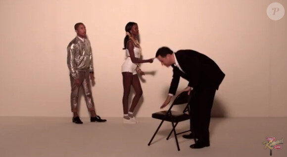 Jimmy Kimmel et son assistant Guillermo ont tout fait pour s'incruster aux côtés de Robin Thicke, Pharrell et la bombe Emily Ratajkowski. Et ils ont réussi, comme le prouve la vidéo diffusée dans le Jimmy Kimmel Live le 13 juin 2013.