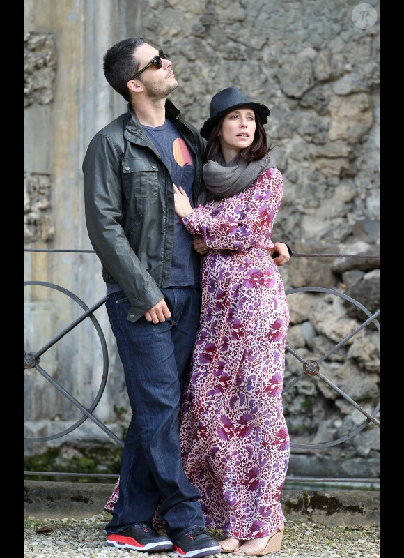 Premières photos de l'actrice Jennifer Love Hewitt, enceinte avec son fiancé Brian Hallisay lors d'une promenade romantique à Florence, le 31 mai 2013. Quel beau couple