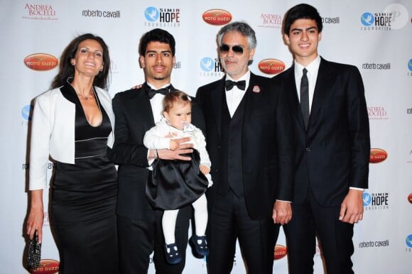 Andrea Bocelli en famille avec son épouse Veronica, leur fille Virginia (1 ans) et ses deux grands fils nés de son premier mariage, Amos (18 ans) et Matteo (15 ans) lors d'un gala de charité à Los Angeles le 8 juin 2013.
