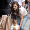 Veronica, épouse d'Andrea Bocelli, fait marcher leur petite Virginia, 1 an, à Beverly Hills le 7 juin 2013 après un déjeuner en famille chez Il Pastaio