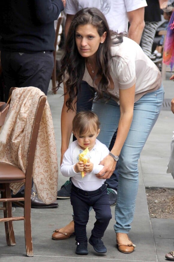 Veronica, épouse d'Andrea Bocelli, fait marcher leur petite Virginia, 1 an, à Beverly Hills le 7 juin 2013 après un déjeuner en famille chez Il Pastaio