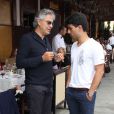 Andrea Bocelli et son fils Amos en pleine discussion à Beverly Hills le 7 juin 2013 après un déjeuner en famille chez Il Pastaio