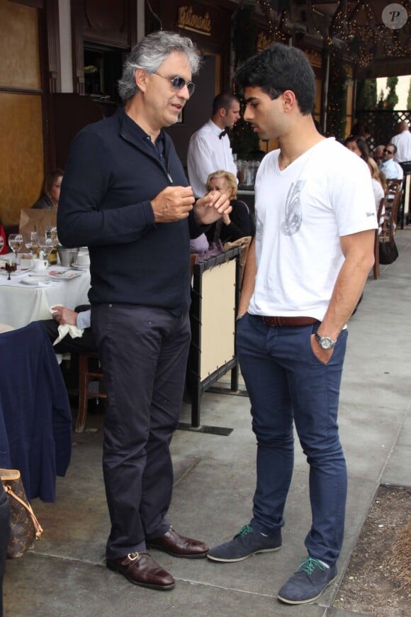 Andrea Bocelli et son fils Amos en pleine discussion à Beverly Hills le 7 juin 2013 après un déjeuner en famille chez Il Pastaio