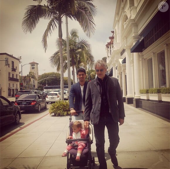 Andrea Bocelli avec son fils Amos et sa fille Virginia après leur arrivée à Los Angeles, le 6 juin 2013. Photo postée par Andrea Bocelli sur son compte Instagram.
