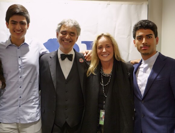 Andrea Bocelli félicité dans sa loge par ses fils Amos et Matteo ainsi que Sharon Stone, le 10 juin 2013 après son concert à l'Hollywood Bowl, à Los Angeles.