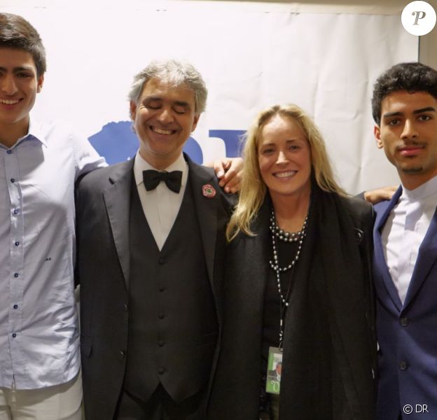 Andrea Bocelli félicité dans sa loge par ses fils Amos et Matteo ainsi que Sharon Stone, le 10 juin 2013 après son concert à l'Hollywood Bowl, à Los Angeles.