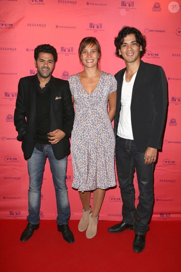 Tewfik Jallab, Julie de Bona et Jamel Debbouze au photocall du film Né Quelque part, lors du Champs-Elysées Film Festival au Cinéma Publicis à Paris. Le 15 juin 2013.