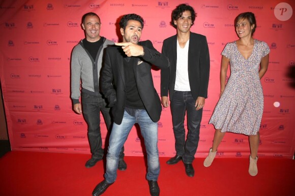 Mohamed Hamidi, Tewfik Jallab, Julie de Bona et Jamel Debbouze au photocall du film Né Quelque part, lors du Champs-Elysées Film Festival au Cinéma Publicis à Paris. Le 15 juin 2013.