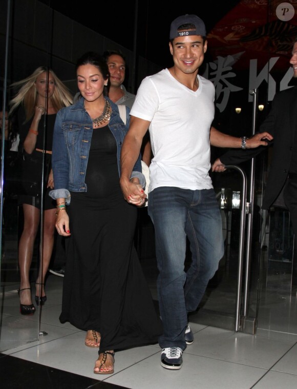 Le sexy Mario Lopez de sortie avec sa femme Courtney à West Hollywood le 14 juin 2013.