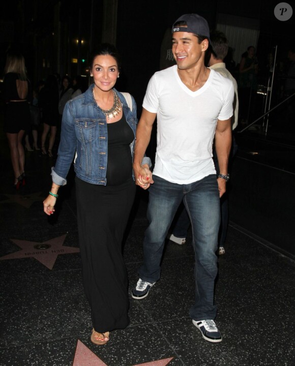 Le séduisant Mario Lopez de sortie avec sa femme Courtney à West Hollywood le 14 juin 2013.