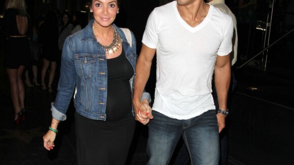 Mario Lopez tout en sourire et en muscles au côté de sa compagne enceinte