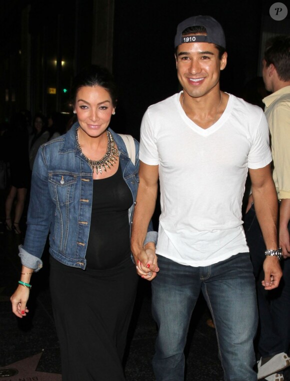Le beau Mario Lopez de sortie avec sa femme Courtney à West Hollywood le 14 juin 2013.