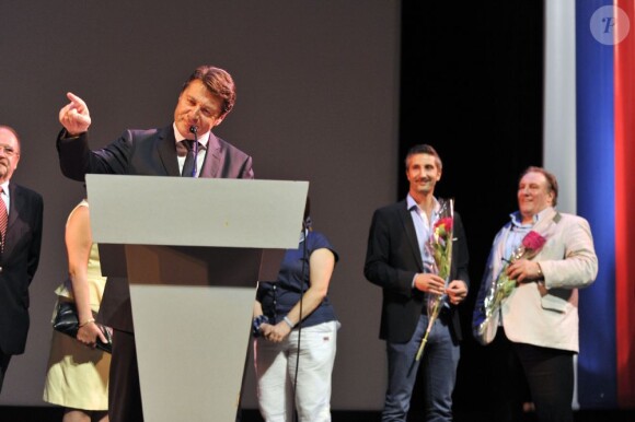 Christian Estrosi, Arnaud Frilley, Gérard Depardieu pendant le discours à la clôture du 1er Festival du Cinéma Russe à l'Acropolis de Nice, le 16 juin 2013.