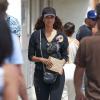 Le top Tyra Banks tente de passer incognito dans les rues de Los Angeles, à Venice Beach en sortant d'un centre pour se procurer du cannabis à usage médical. Le 15 juin 2013