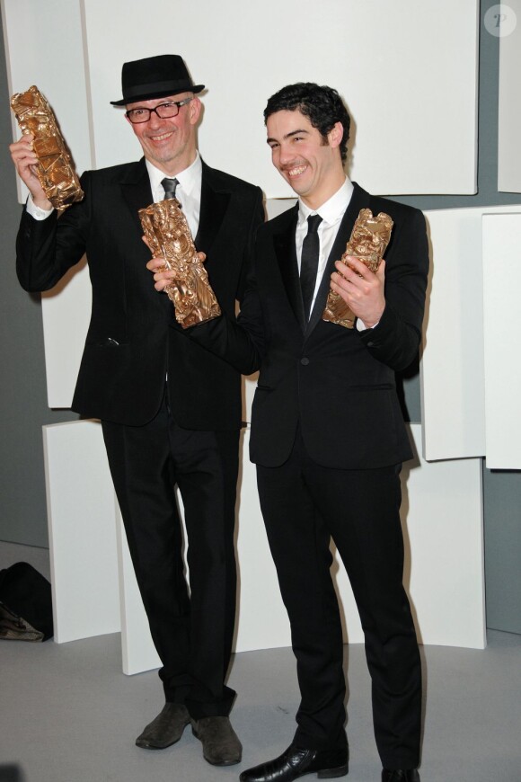 Jacques Audiard et Tahar Rahim avec leurs César pour le film Un prophète le 27 février 2010