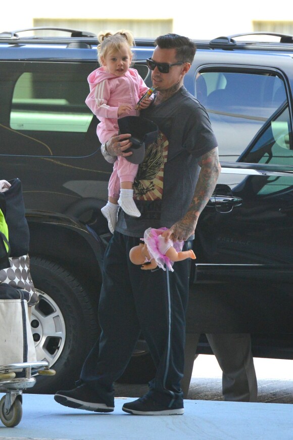 Avant de reprendre sa tournée internationale, Pink, habillée de façon décontractée, était le 16 juin dernier à l'aéroport de Los Angeles avec son mari Carey Hart et sa fille Willow.