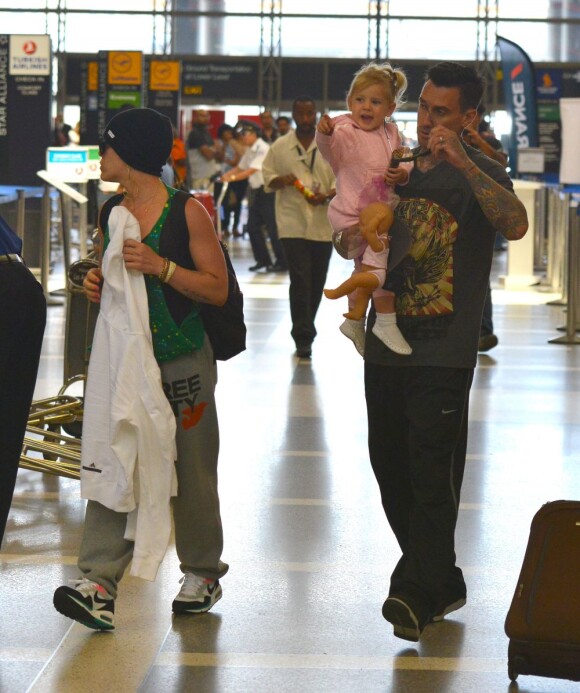 Pink, habillée de façon décontractée, était le 16 juin dernier à l'aéroport de Los Angeles avec son mari Carey Hart et sa fille Willow. Comme ses parents, la petite fille portait un jogging.