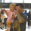 Pink, habillée de façon décontractée, était le 16 juin dernier à l'aéroport de Los Angeles avec son mari Carey Hart et leur fille Willow (2 ans).