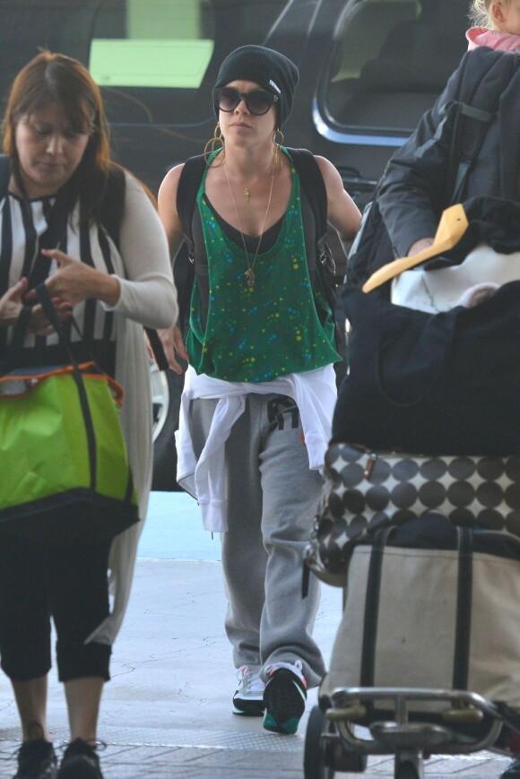 La rockeuse Pink, habillée de façon décontractée, était le 16 juin dernier à l'aéroport de Los Angeles avec son mari Carey Hart et sa fille Willow.