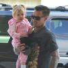 Pink, habillée de façon décontractée, était le 16 juin dernier à l'aéroport de Los Angeles avec Carey Hart et sa fille Willow.