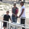 Exclusif - Gwen Stefani et Gavin Rossdale baladent leur chien dans un parc avec leur fils Kingston à Beverly Hills, le 17 juin 2013.