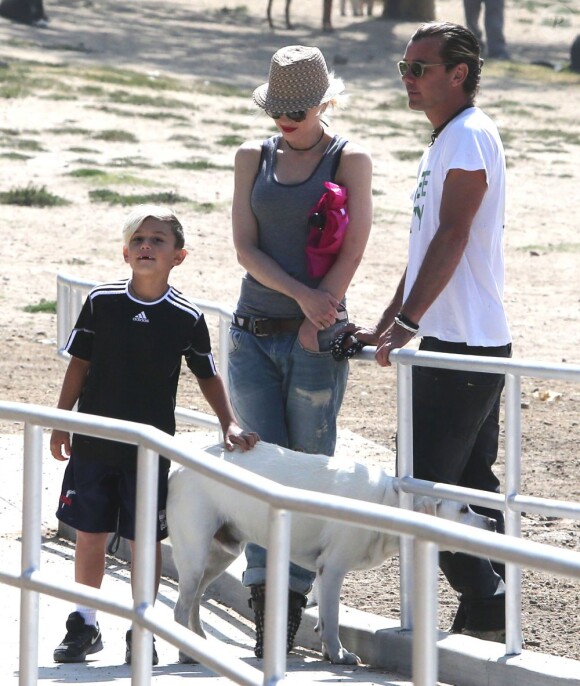 Exclusif - Gwen Stefani et Gavin Rossdale baladent leur chien dans un parc avec leur fils Kingston à Beverly Hills, le 17 juin 2013.