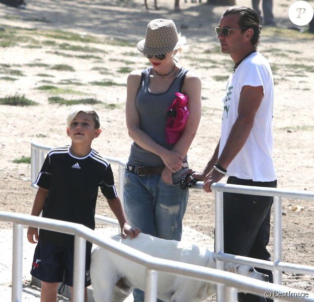 Exclusif - Gwen Stefani et Gavin Rossdale baladent leur chien dans un parc avec leur fils Kingston à Beverly Hills, le 17 juin 2013.
