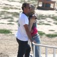Exclusif - Gwen Stefani et Gavin Rossdale baladent leur chien au "dog park" avec leur fils Kingston à Beverly Hills, le 17 juin 2013.