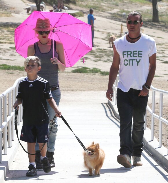 Exclusif - Gwen Stefani et Gavin Rossdale baladent leur chien avec leur fils Kingston à Beverly Hills, le 17 juin 2013.
