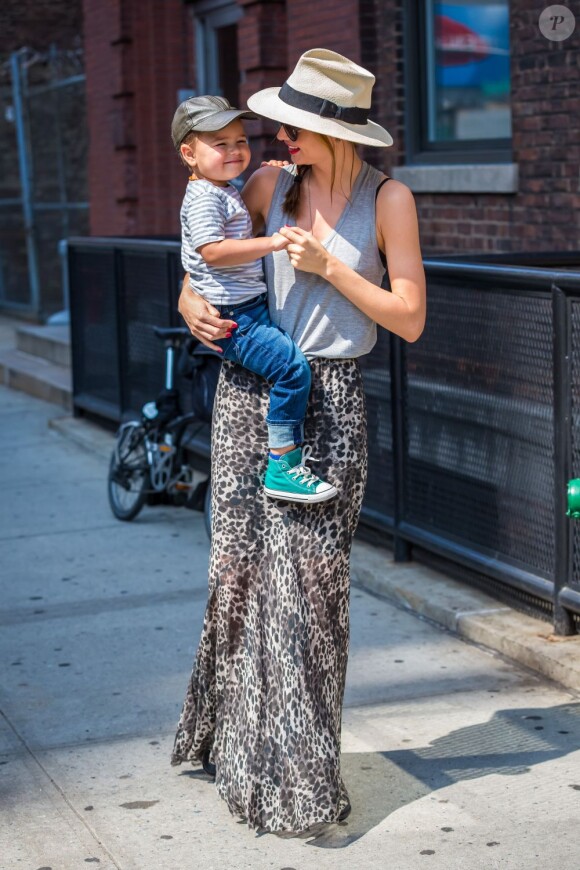 La superbe Miranda Kerr et son fils Flynn se baladent dans les rues de New York le 18 juin 2013