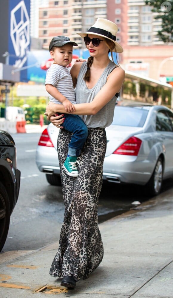Le top australien Miranda Kerr et son fils Flynn se baladent dans les rues de New York le 18 juin 2013