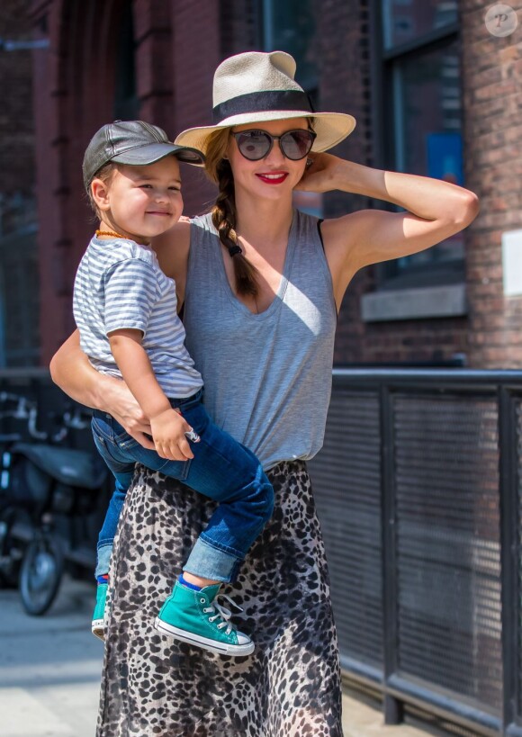 Miranda Kerr souriante et stylée et son fils Flynn se baladent dans les rues de New York le 18 juin 2013