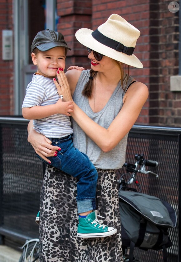 La belle et charmante Miranda Kerr et son fils Flynn se baladent dans les rues de New York le 18 juin 2013