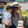 Miranda Kerr et son fils Flynn se baladent dans les rues de New York le 18 juin 2013
