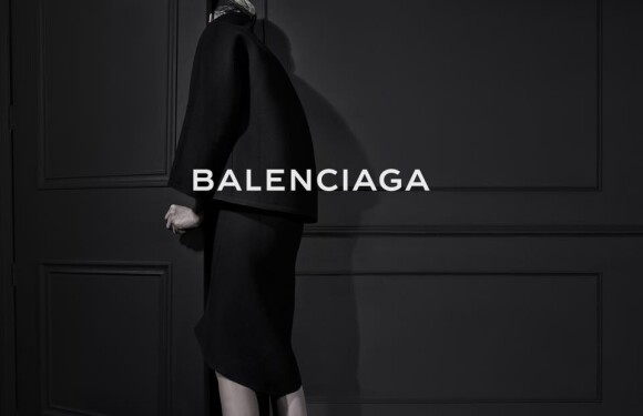 Kristen McMenamy photographiée par Steven Meisel pour la campagne publicitaire automne-hiver 2013 de Balenciaga.