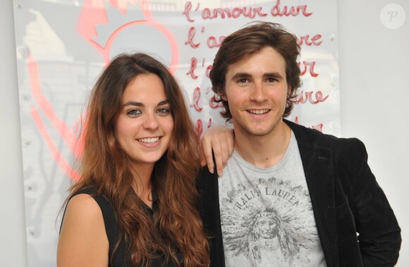 Anouchka Delon et son compagnon Julien Dereins - Vernissage de l'exposition "Allumeuse" de Valeria Attinelli à la galerie Caplain à Paris le 18 juin 2013.