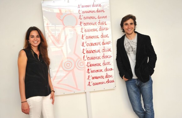 La comédienne Anouchka Delon et son compagnon Julien Dereins - Vernissage de l'exposition "Allumeuse" de Valeria Attinelli à la galerie Caplain à Paris le 18 juin 2013.